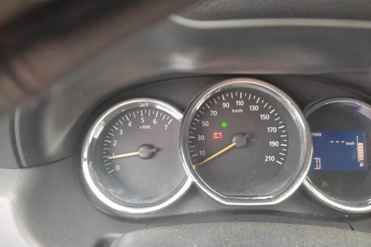 Горящая лампа зарядки на приборке Renault Duster 2.0