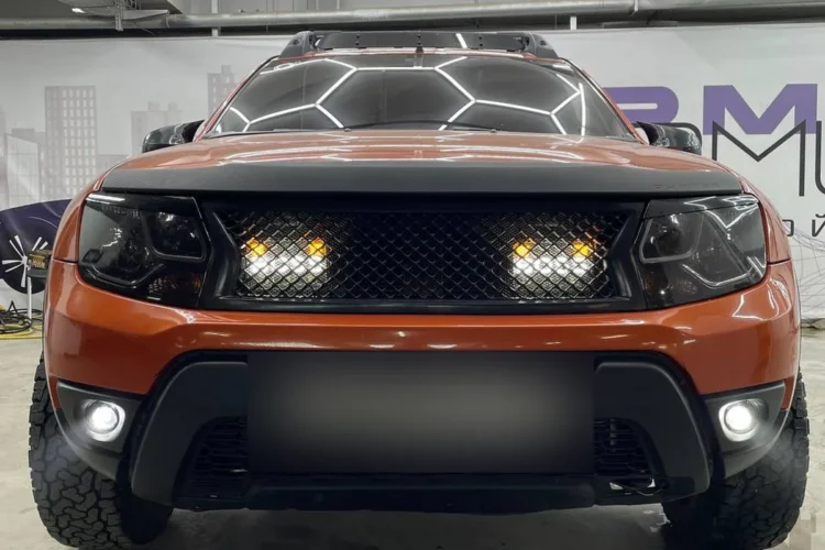 Renault Duster с доработанной решёткой и дополнительным светом