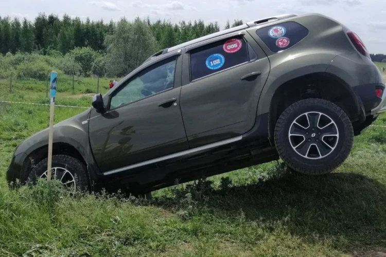 Renault Duster в вывешивании на трассе джип-триала
