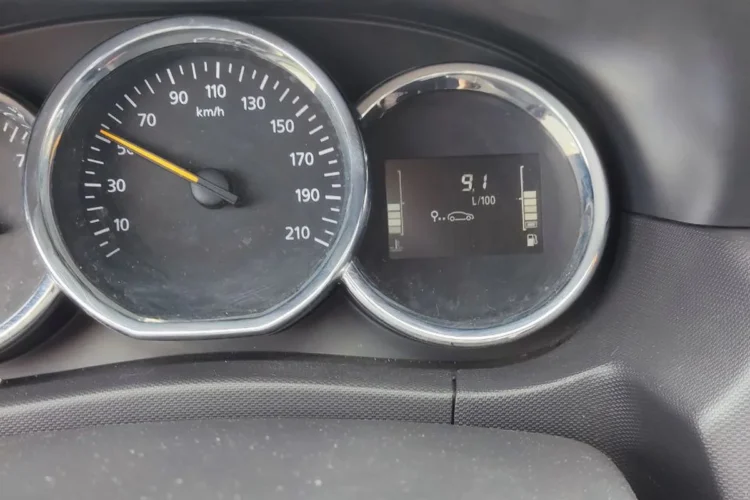 Средний расход 9,1 л на приборке Renault Duster 2.0 МКПП