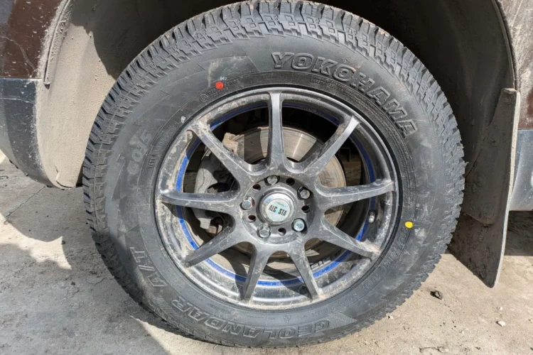 Литой диск с шиной 215/70 R16 в арке Renault Duster