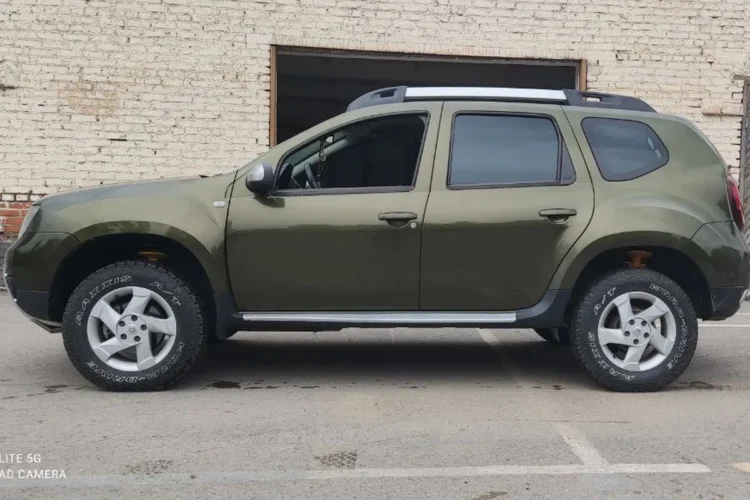 Renault Duster с лифтом RIF на шинах Maxxis 215/70 R16