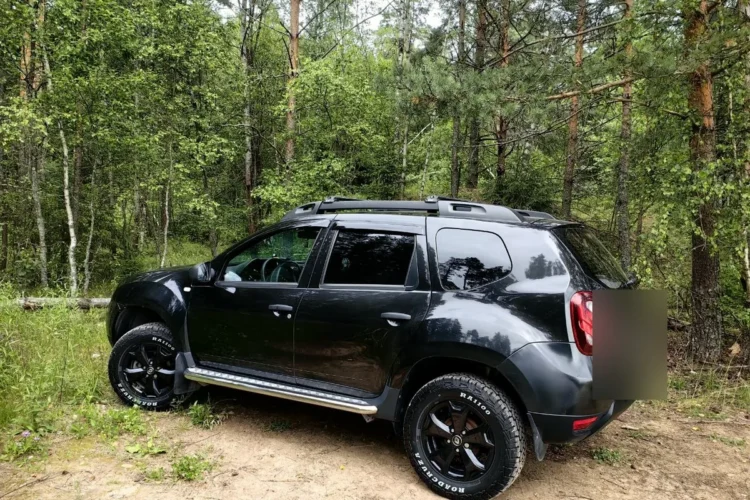 Чёрный Renault Duster с лифтом 40 мм на шинах 215/70 R16