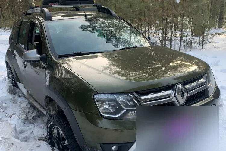 Renault Duster, застрявший в глубоком снегу в лесу