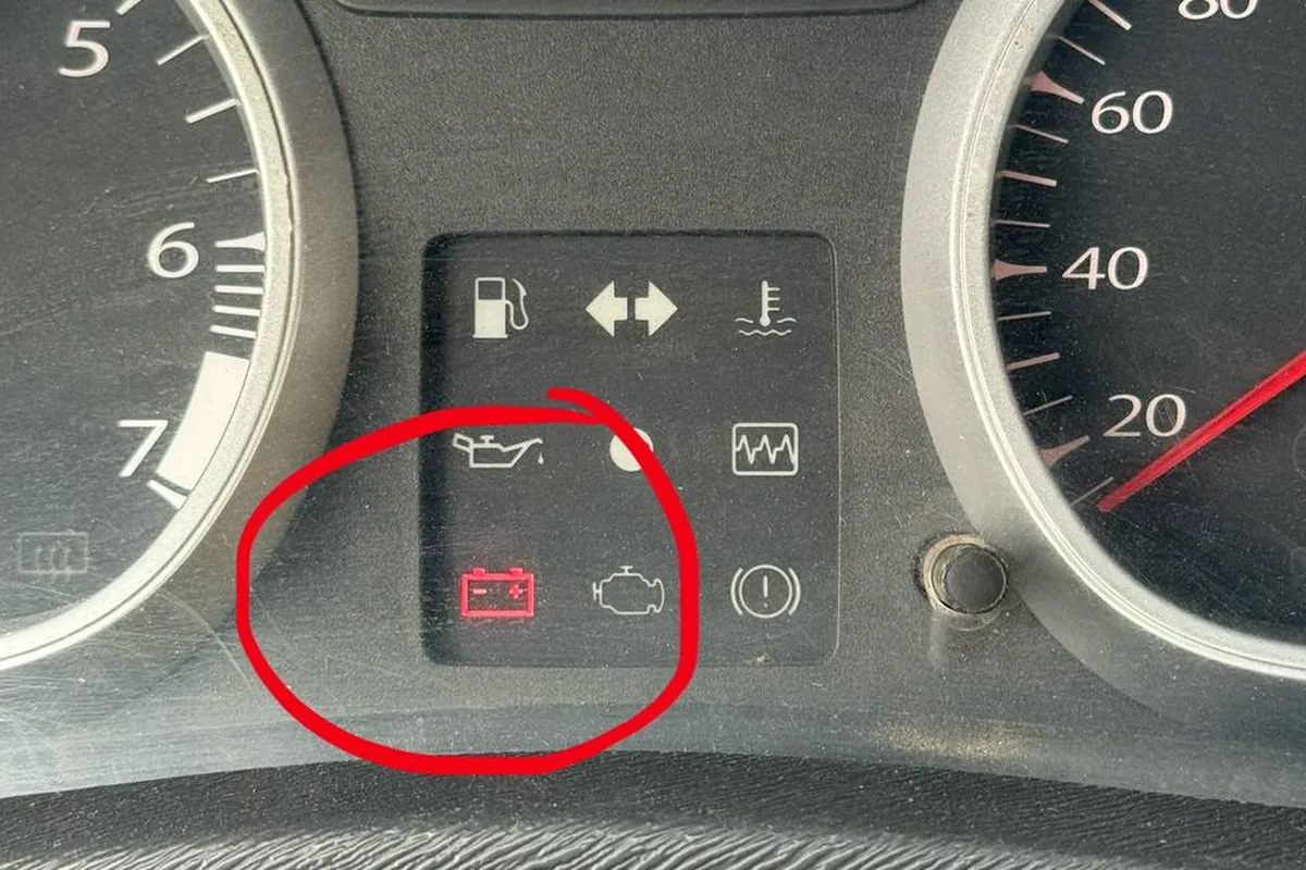Лампа зарядки на приборке Renault Duster