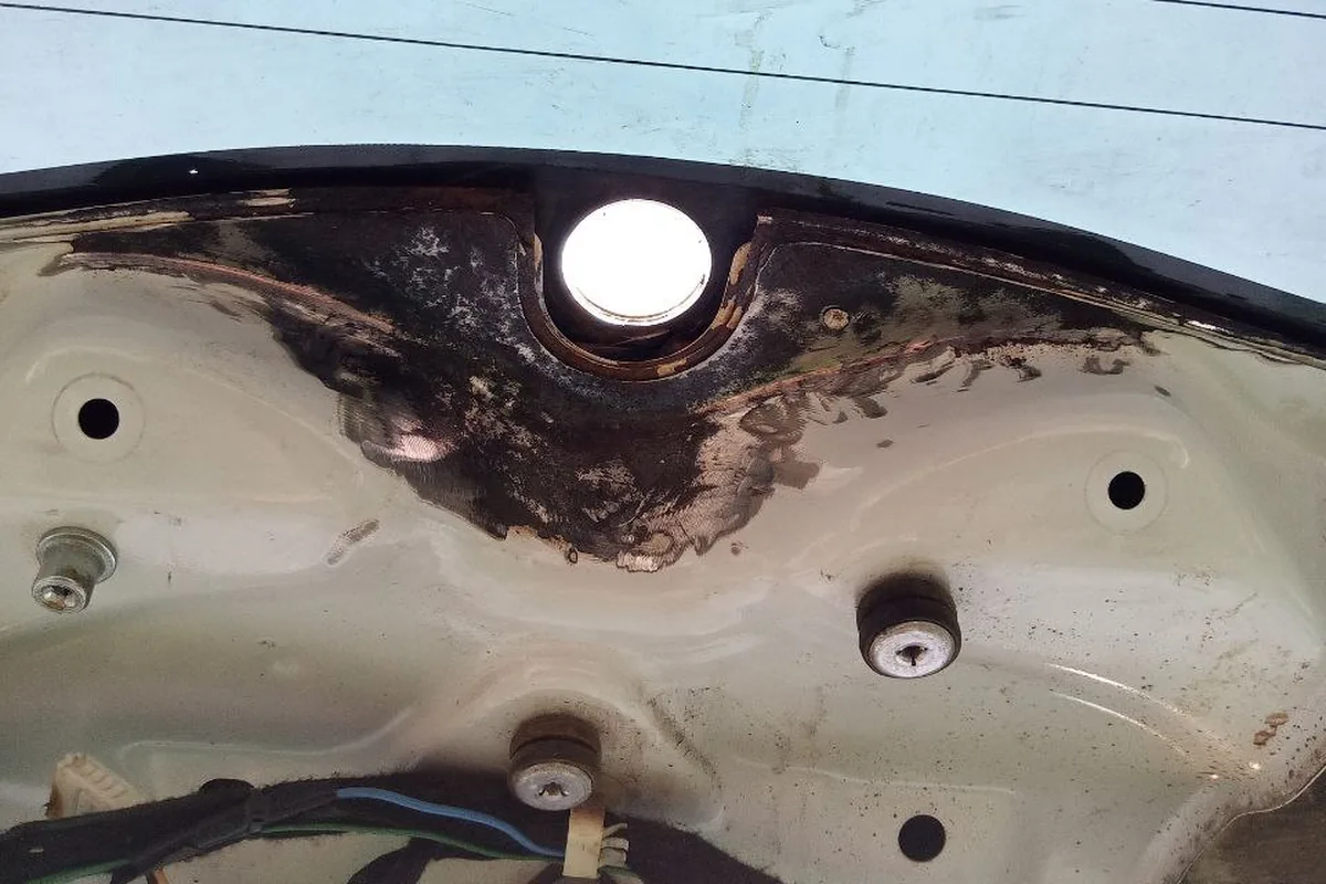 Ржавчина на крышке багажника Renault Duster под задним дворником