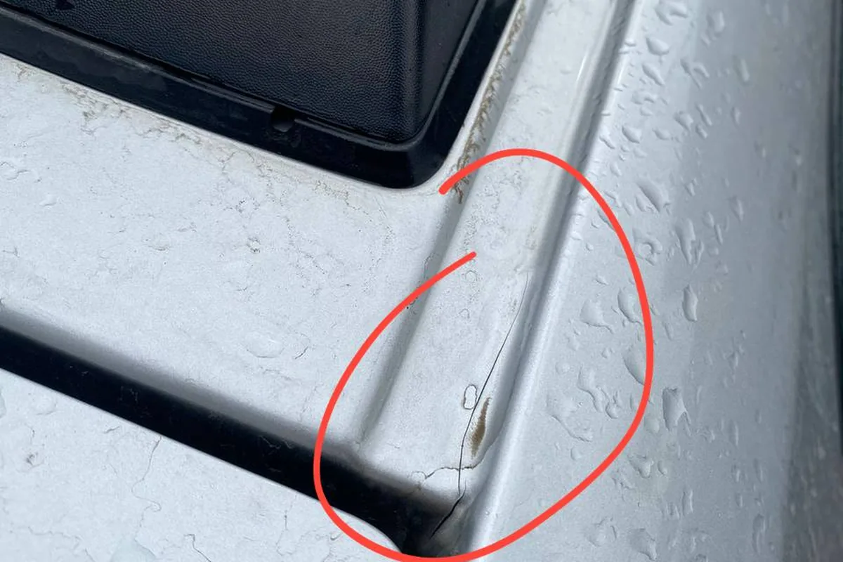 Трещина в водостоке проёма Renault Duster