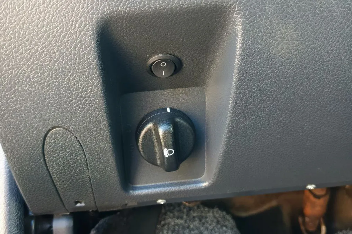 Кнопка над корректором фар Renault Duster