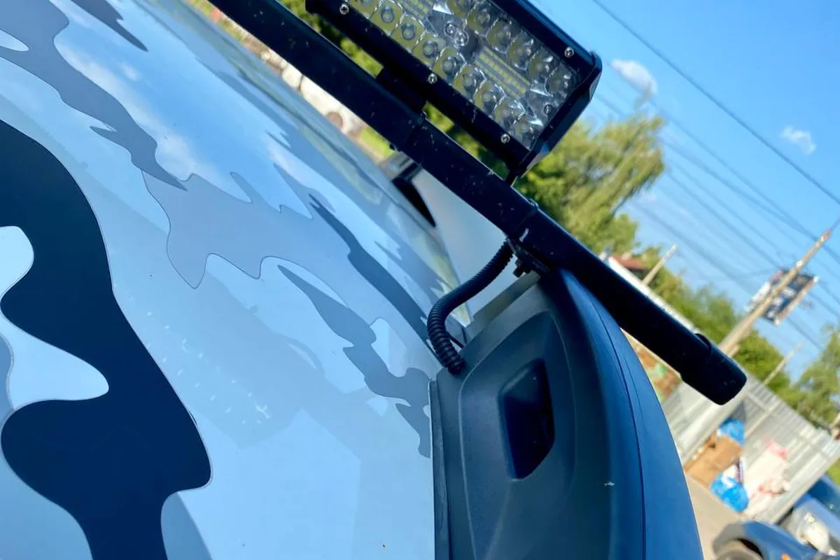 Светодиодная балка на рейлинге Renault Duster с проводом у лобового стекла
