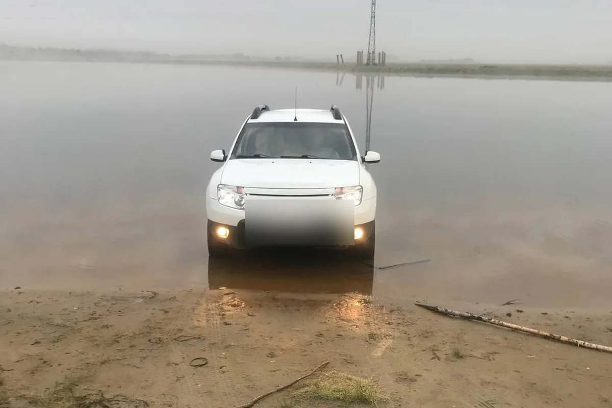 Белый Renault Duster 2.0 2014 года с автоматом у воды