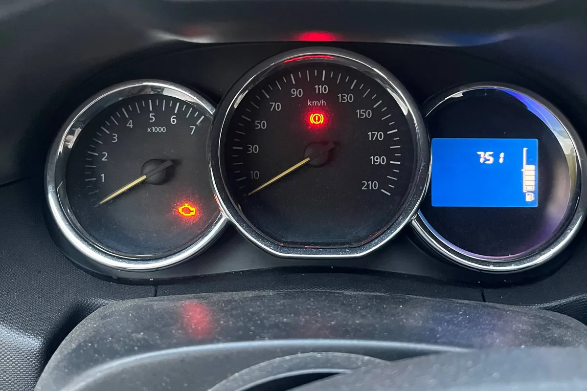 Лампы на приборке Renault Duster, который не заводится