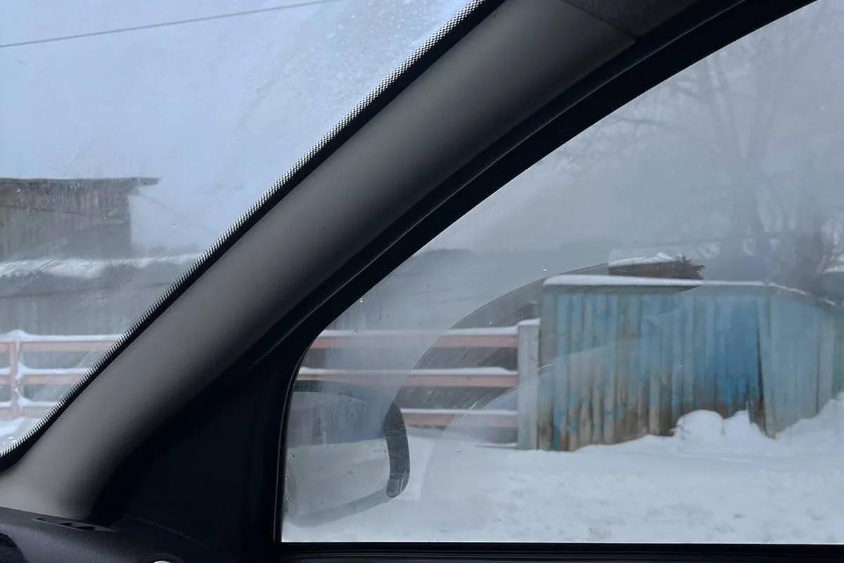 Запотевшее боковое стекло Renault Duster зимой