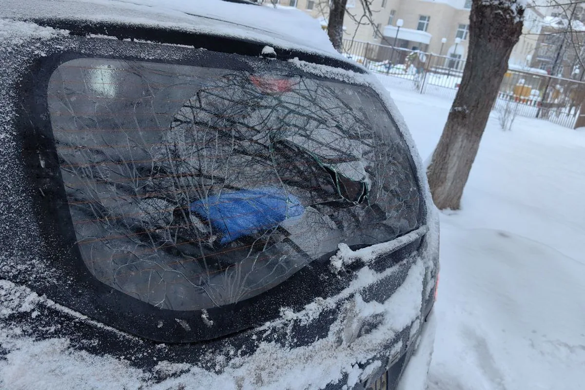 Лопнувшее заднее стекло Renault Duster зимой