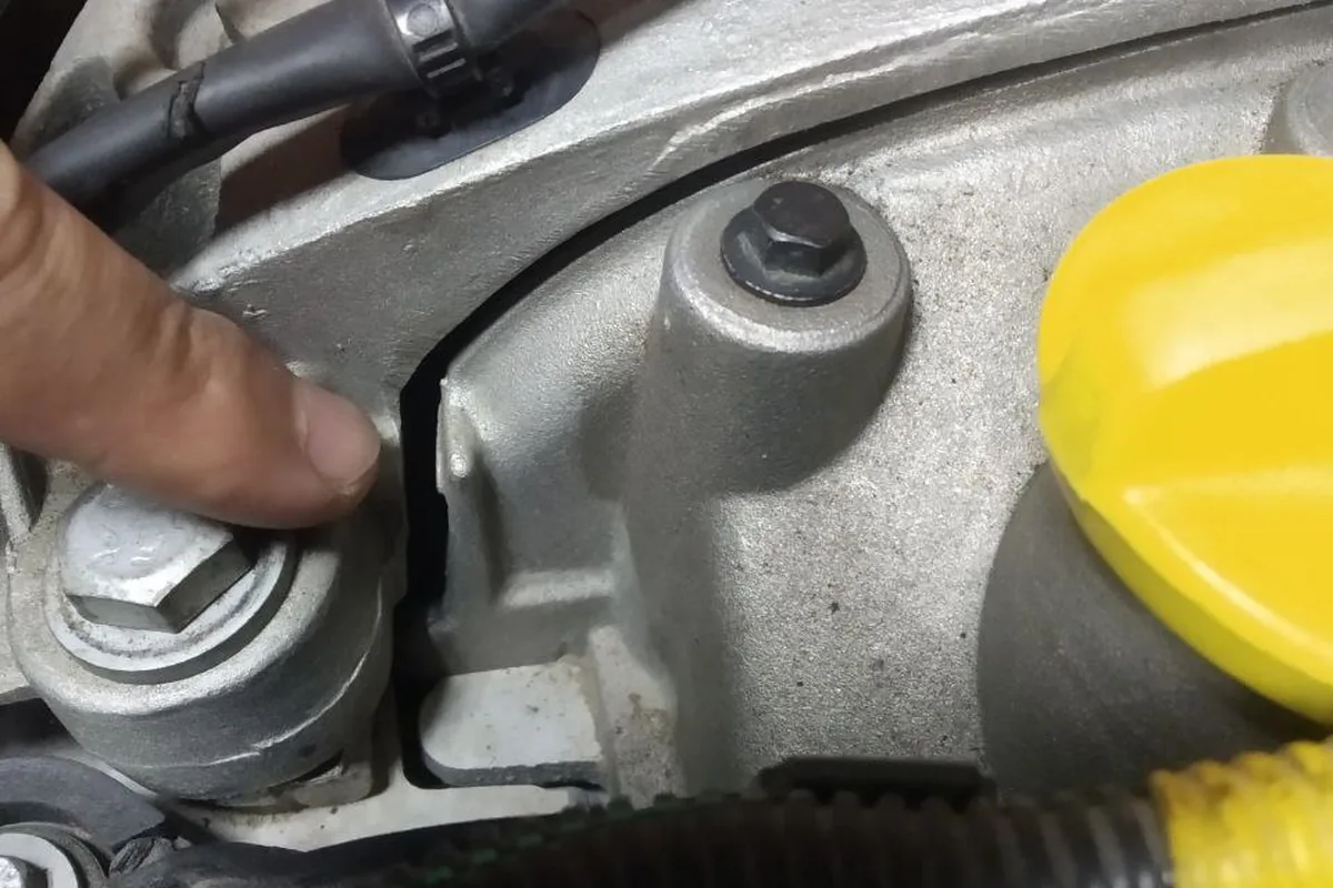 Щель под кожухом ГРМ у левой опоры двигателя Renault Duster