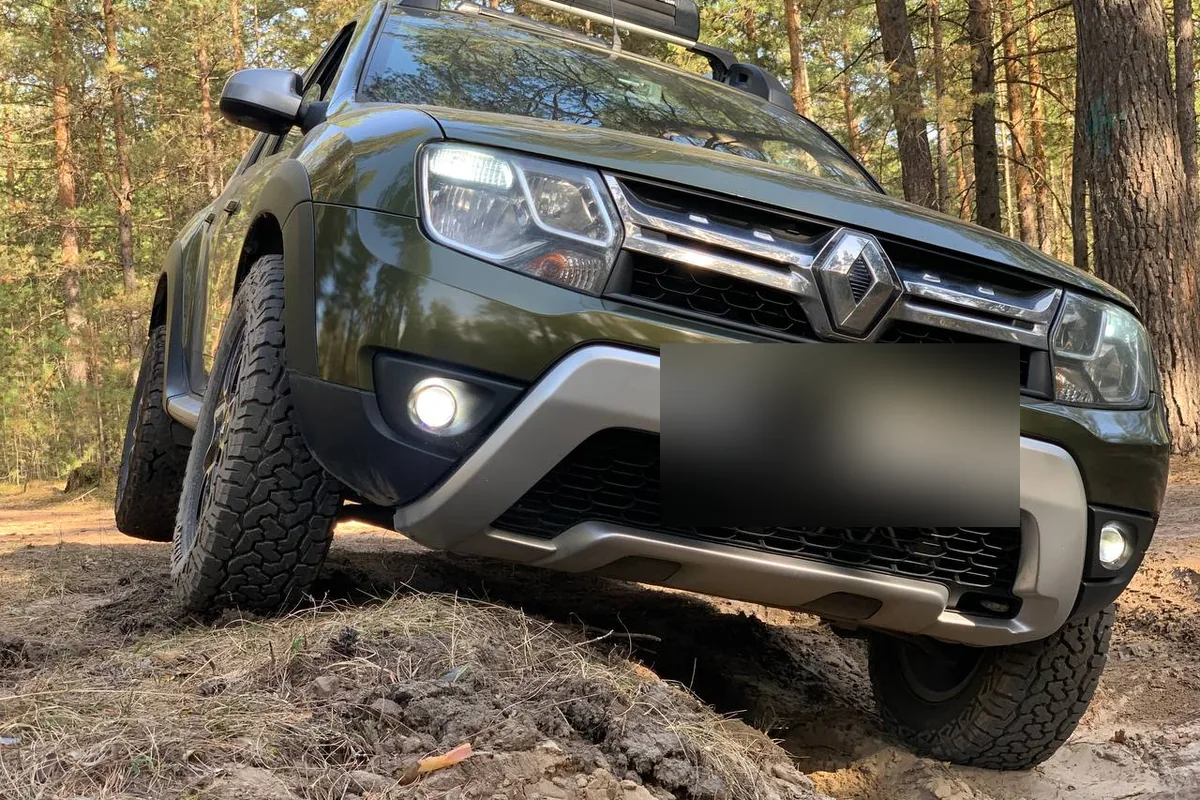Renault Duster после рестайлинга на лесной колее с шинами AT