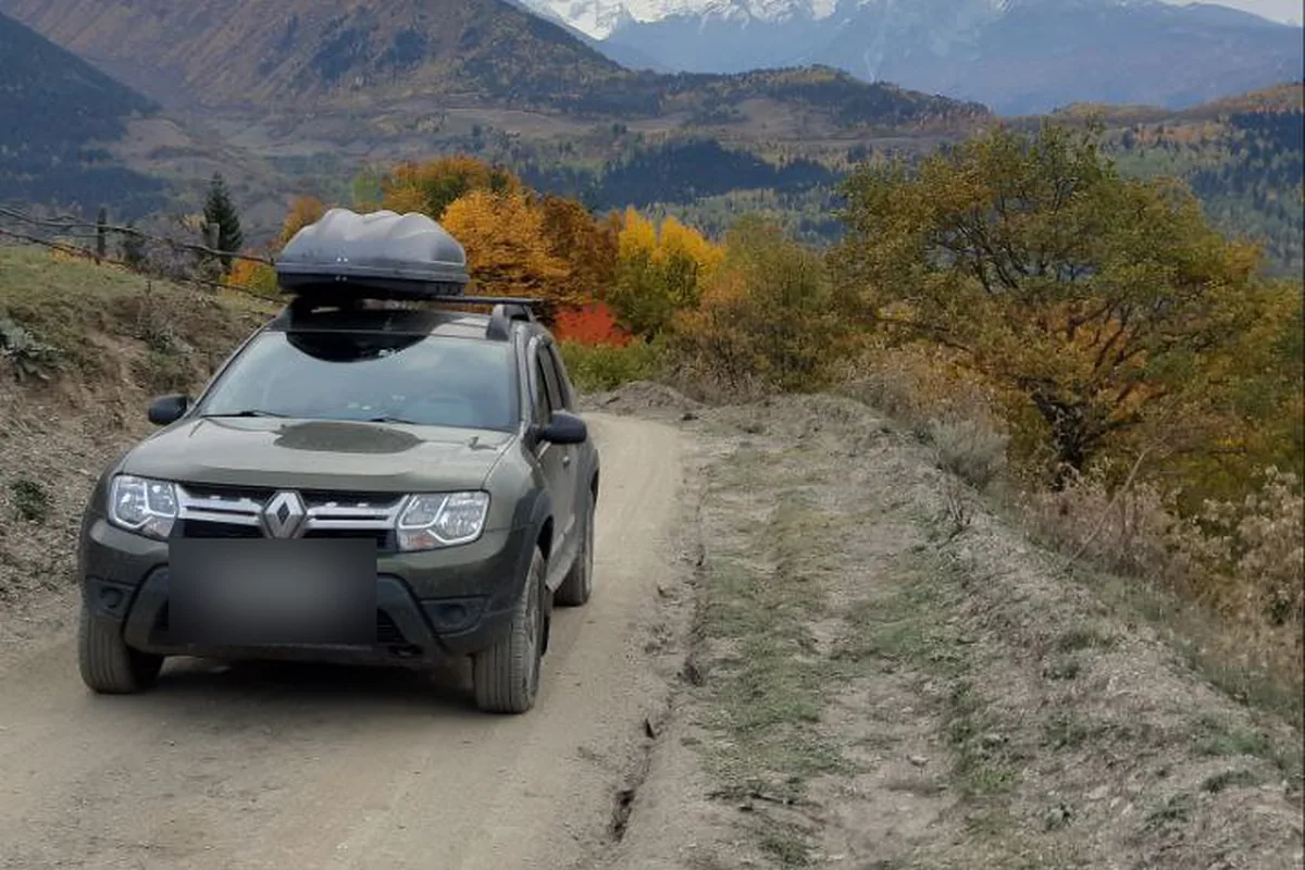 Renault Duster с автобоксом на горной грунтовой дороге
