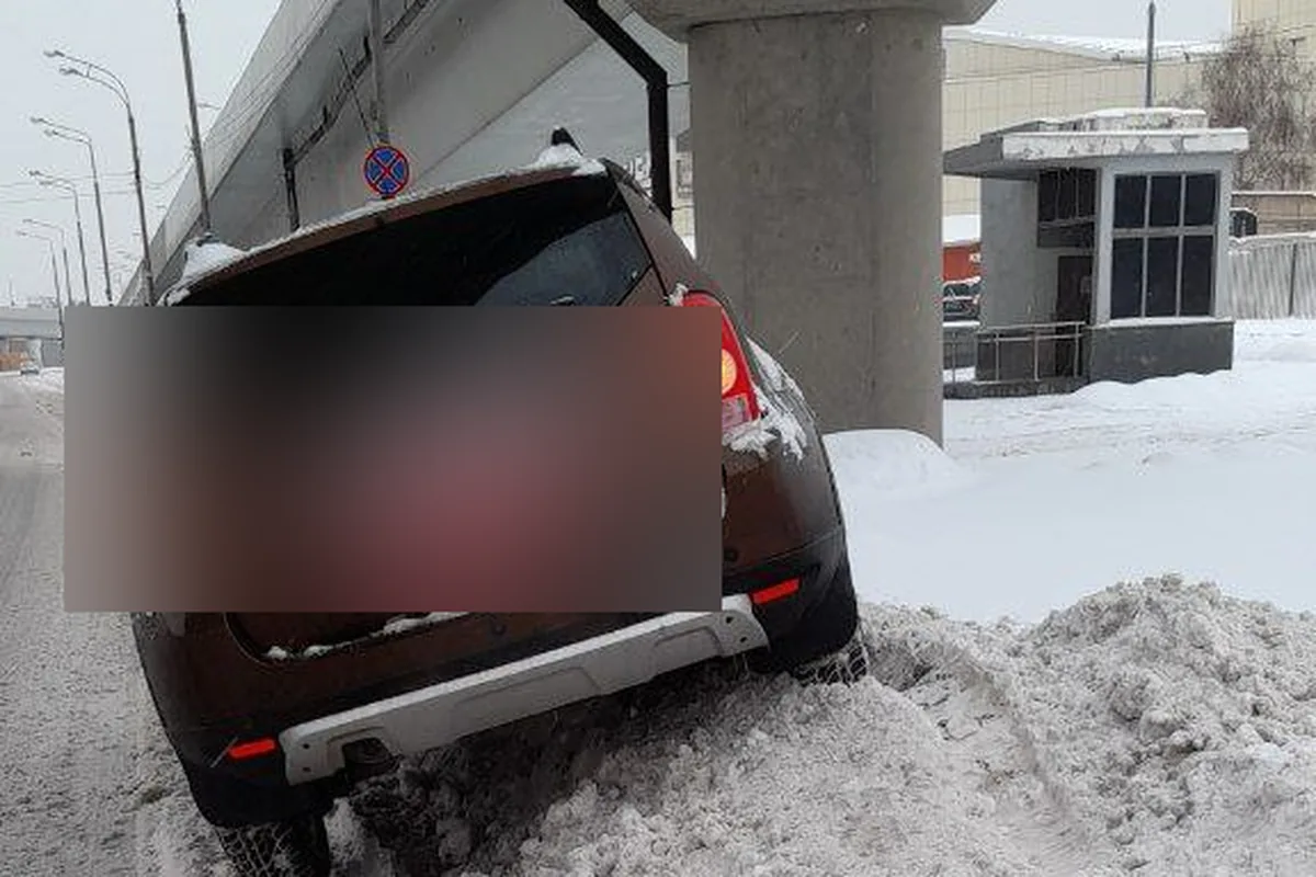 Renault Duster на снежном отвале после заноса