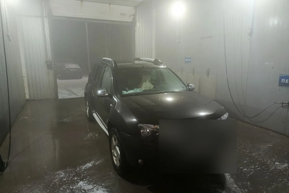 Чёрный Renault Duster на мойке без брызговиков