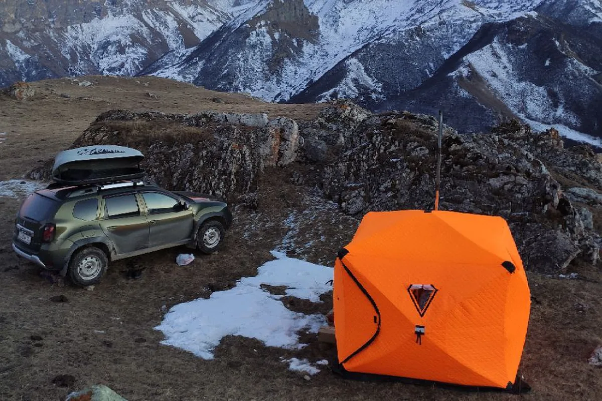 Renault Duster с палаткой в горах