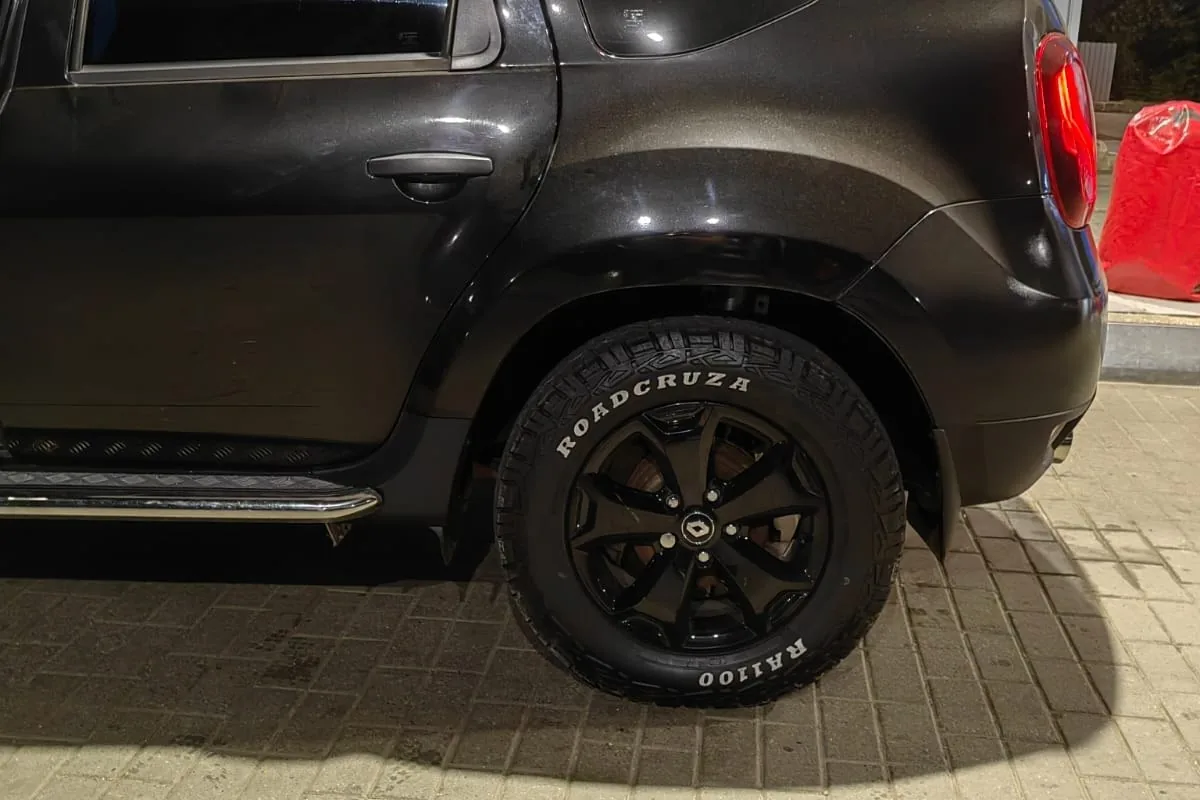 Гружёный Renault Duster с боксом на крыше на АЗС