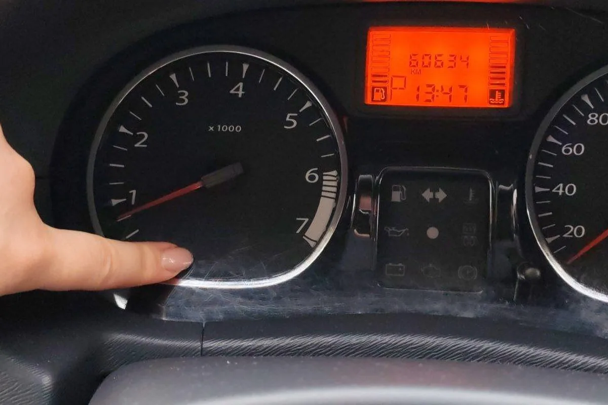Индикаторы полного привода на приборке Renault Duster