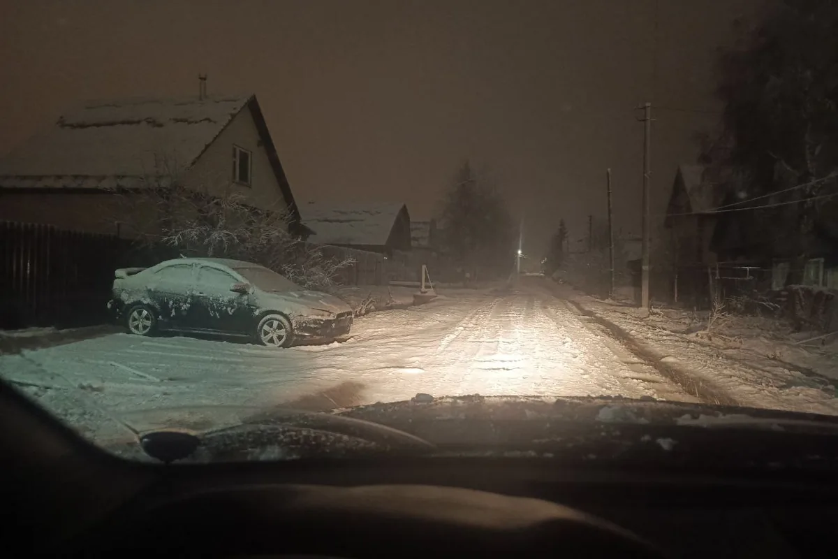 Renault Duster на полном приводе на заснеженной улице