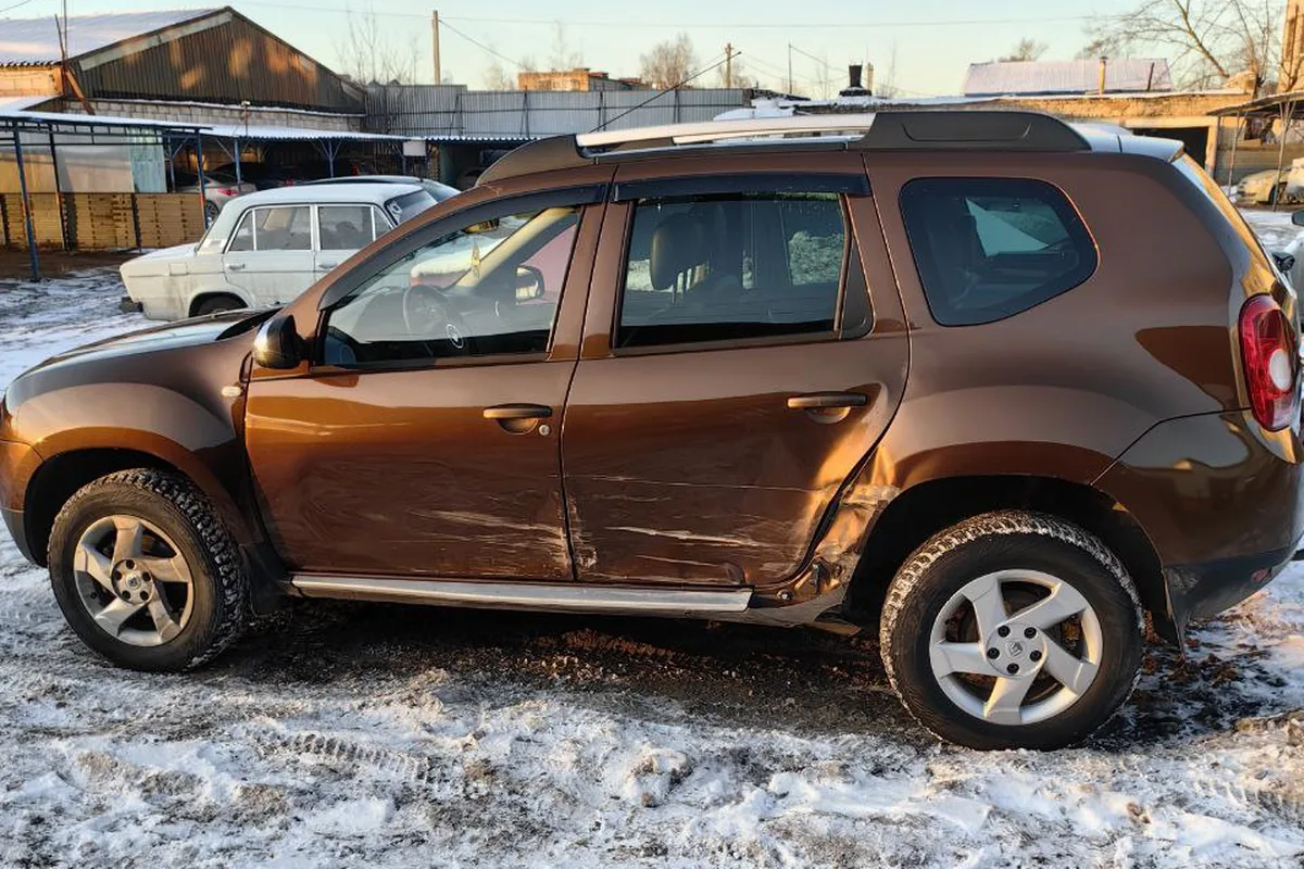 Renault Duster 2.0 4x4 с помятыми дверями перед продажей