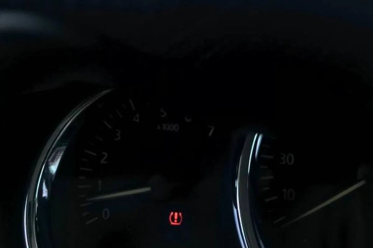 Красная лампа давления в шинах на приборке Renault Duster