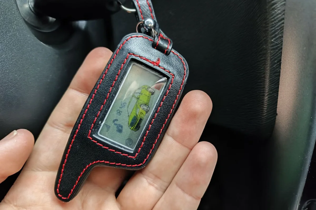Брелок сигнализации Scher-Khan в чехле в Renault Duster