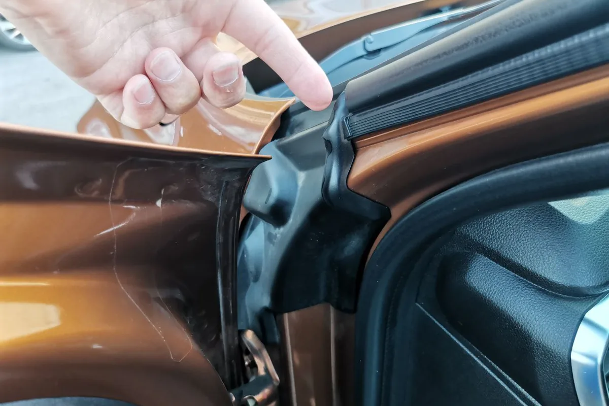 Жёсткий участок уплотнителя двери Renault Duster, дающий скрип