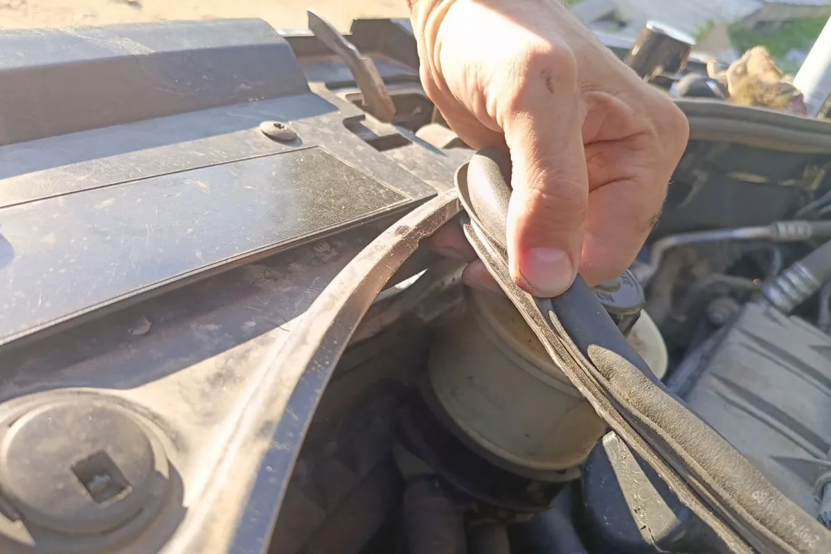 Уплотнитель под капотом Renault Duster, через который вода льётся на катушки