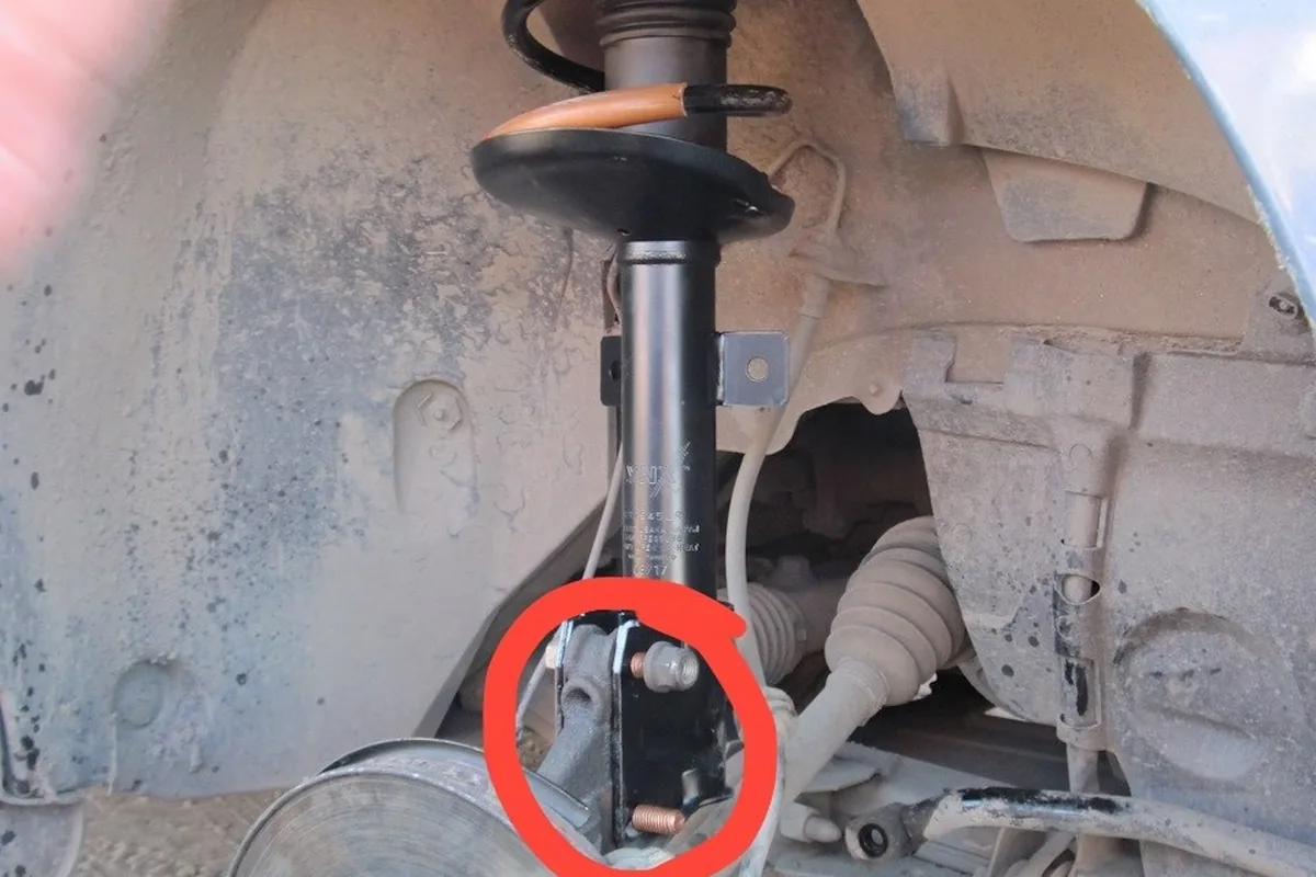 Передняя стойка Renault Duster при поиске вибрации