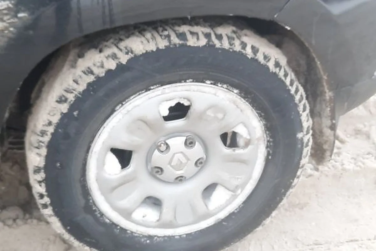 Колёсный диск Renault Duster, забитый снегом
