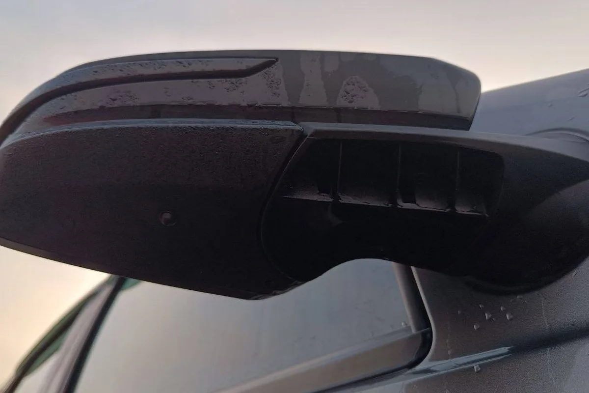Нештатные накладки на боковом зеркале Renault Duster