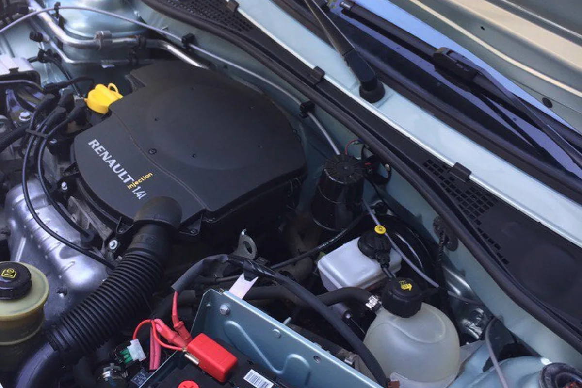 Подкапотное пространство Renault Logan 1 2008 года с расширительным бачком