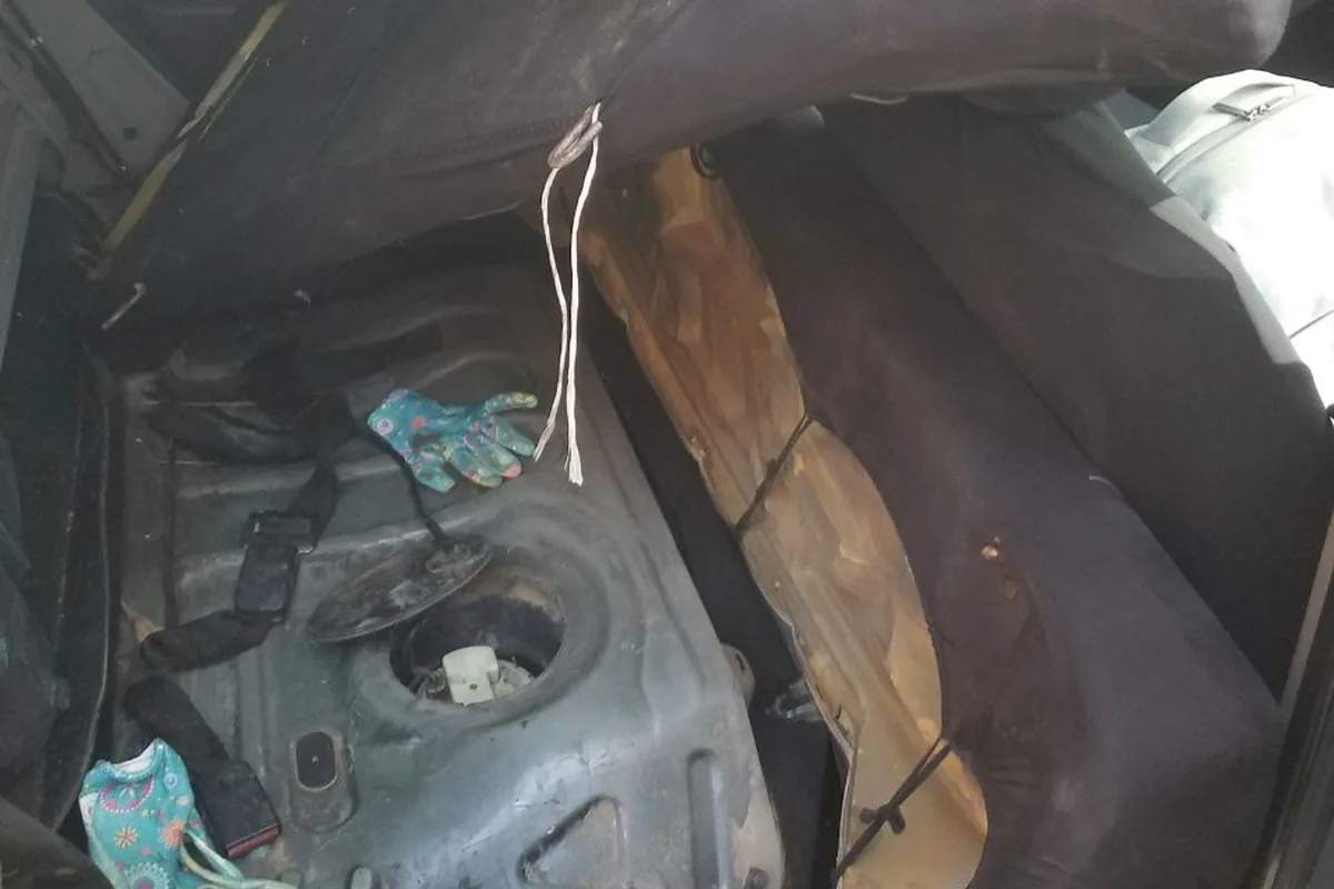 Люк бензонасоса под задним диваном Renault Logan 1