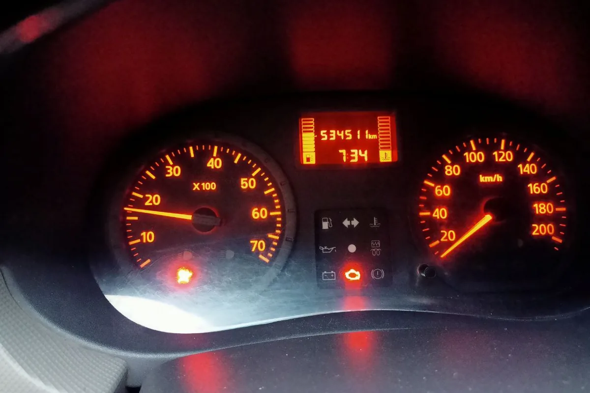 Щиток Renault Logan 1 с горящим чеком при плавающих оборотах