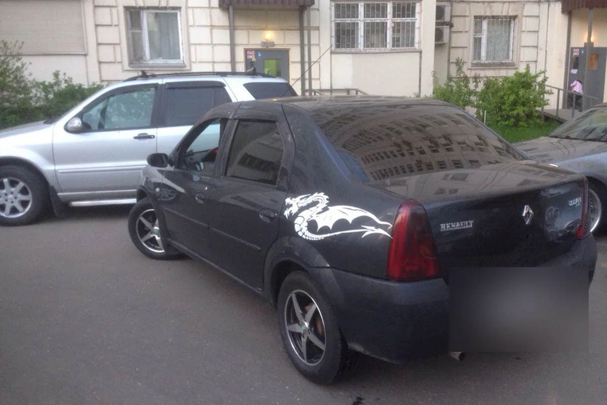 Чёрный Renault Logan 1 дорестайлинг с мотором 1.4
