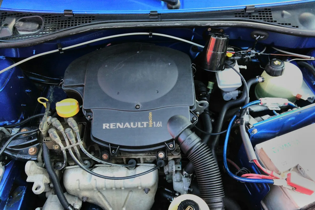 Моторный отсек Renault Logan 1 с мотором 1.6 после мойки