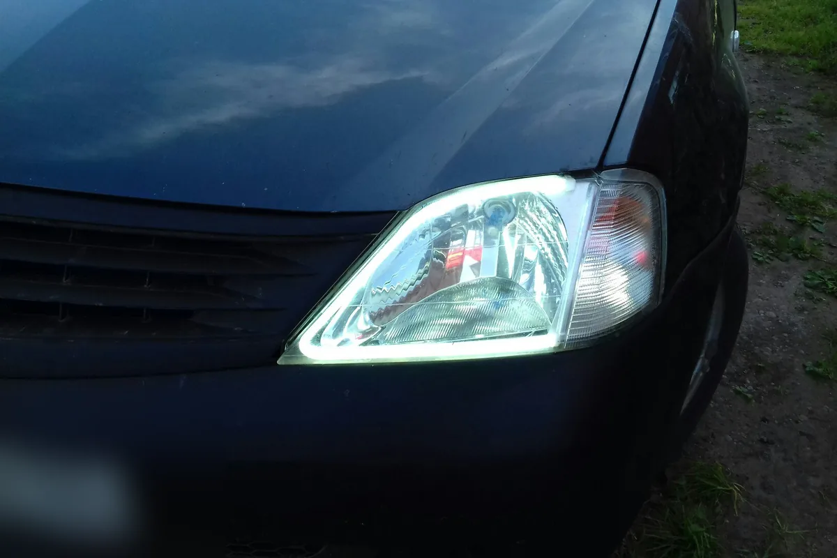 Фара Renault Logan 1 с установленными гибкими ДХО