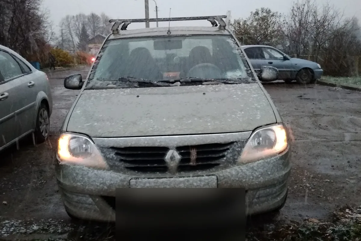 Renault Logan 1 фазы 2 с включёнными передними огнями