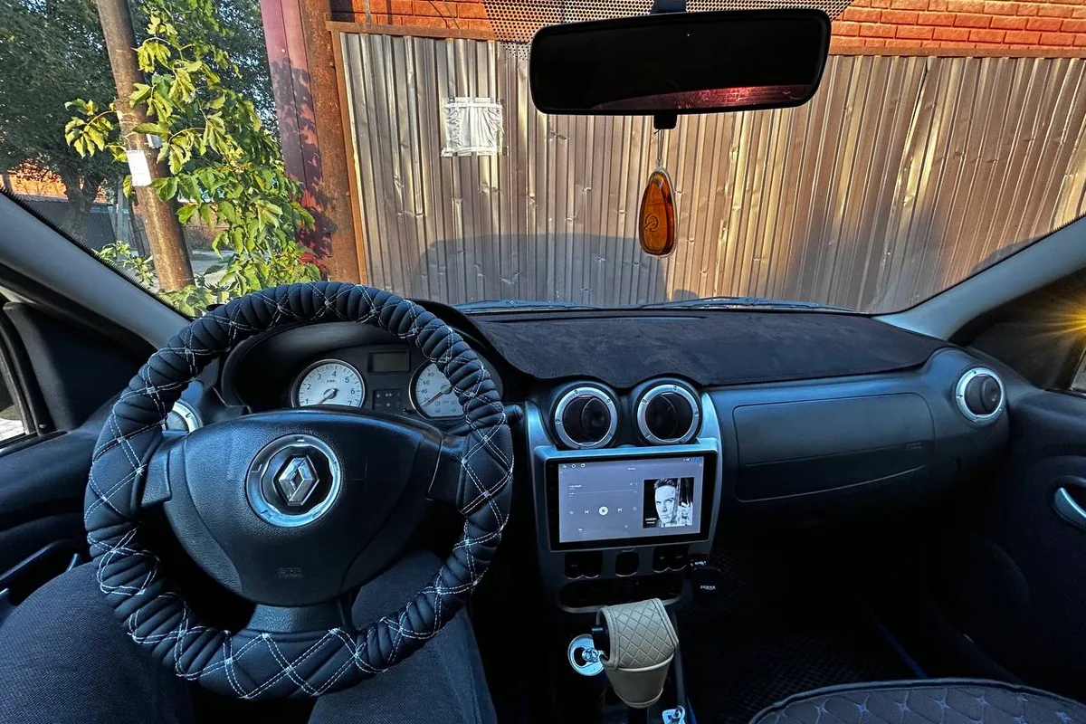 Салон Renault Logan 1 рестайлинг с андроид-магнитолой в рамке