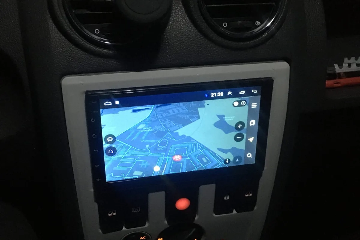 Магнитола 2 DIN в центральной консоли Renault Logan 1