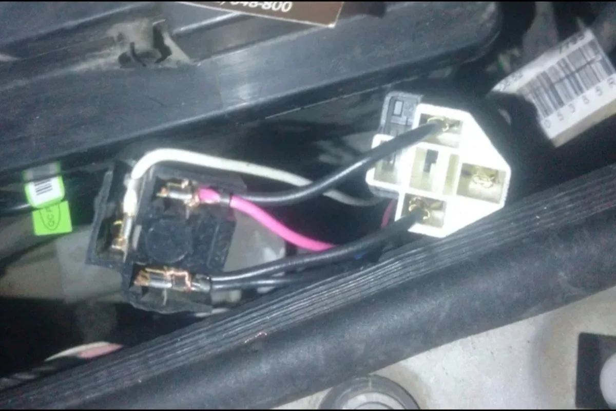 Реле, подключённое к фишке фары Renault Logan 1