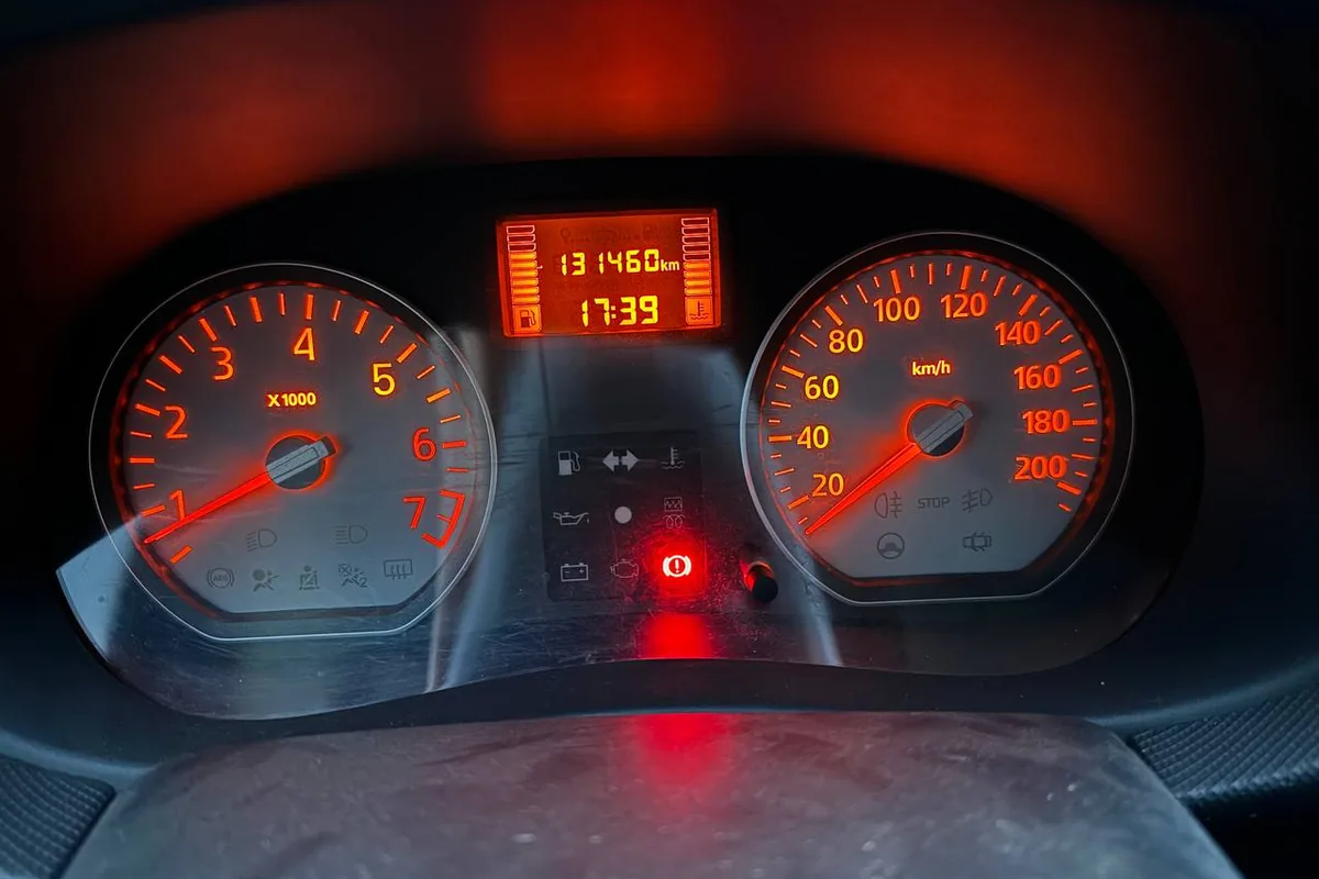 Приборная панель Renault Logan 1 с упавшей стрелкой спидометра