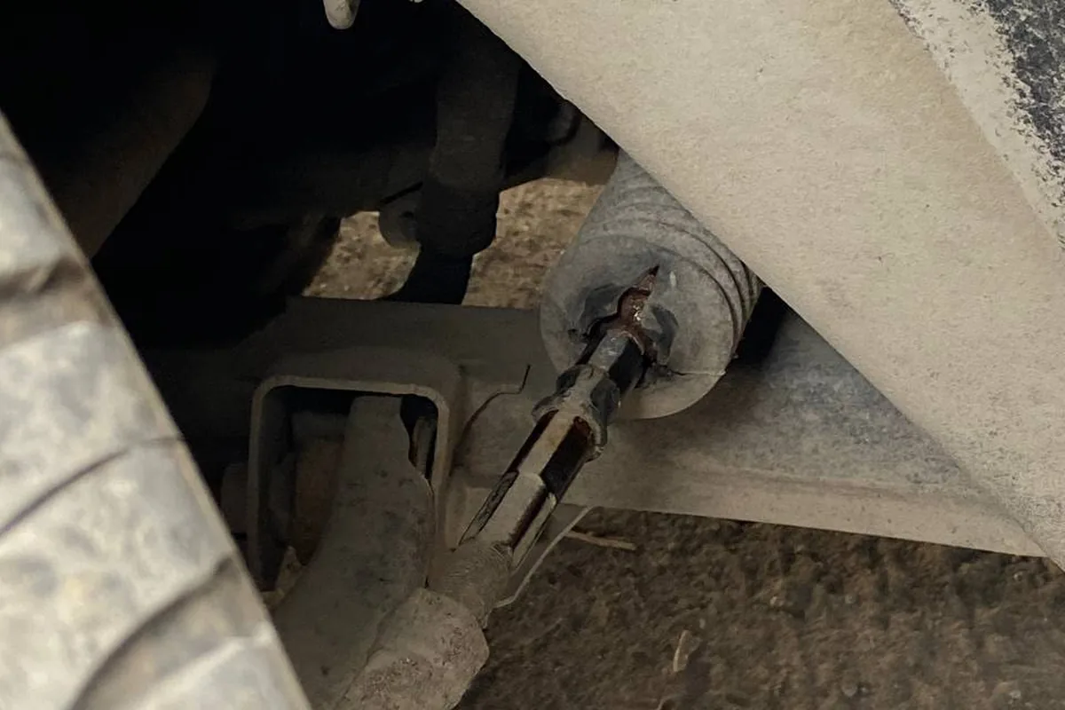 Порванный пыльник рулевой рейки Renault Logan 1 2011 года