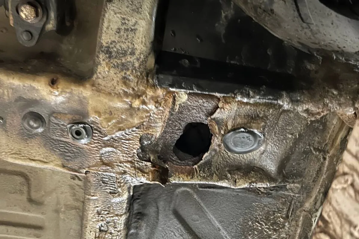 Сгнивший пол под ковриком водителя Renault Logan 1