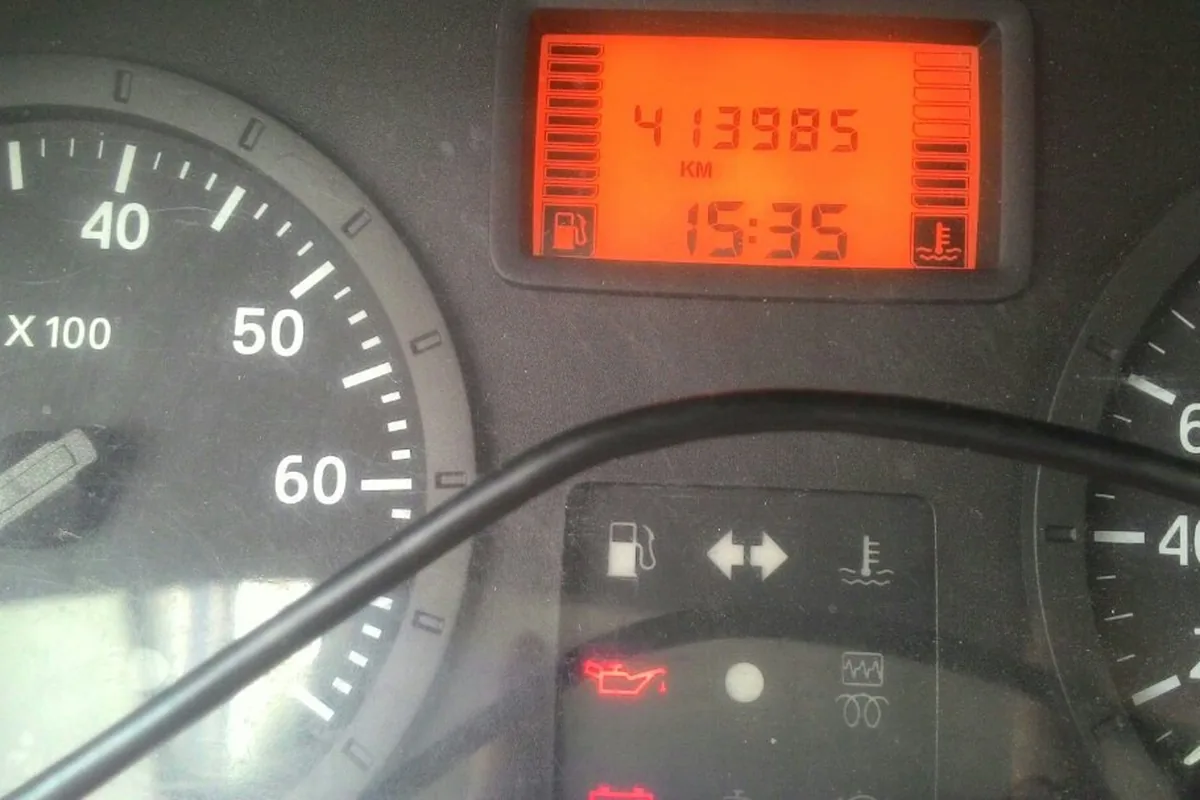 Пробег 413 985 км на щитке Renault Logan 1