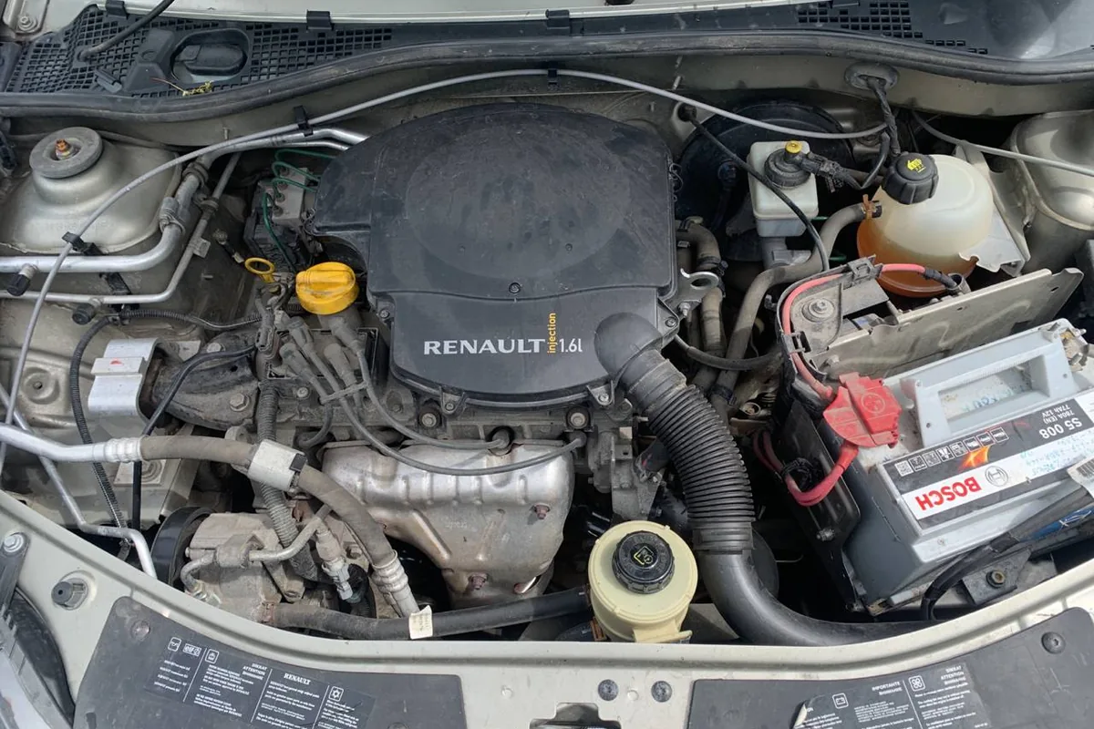 Подкапотное пространство Renault Logan 1 1.6 с аккумулятором Bosch