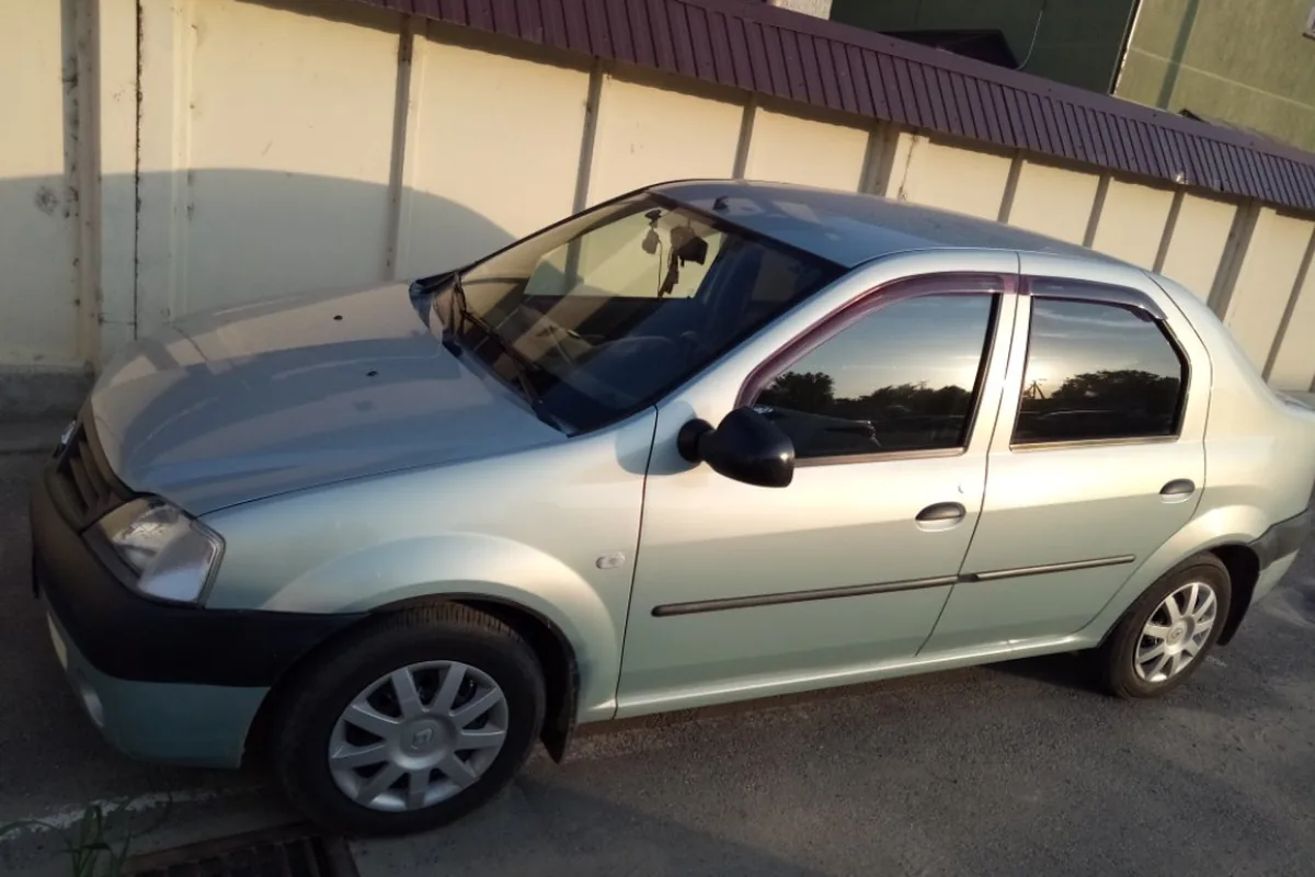 Renault Logan 1, на котором искали шелест спереди